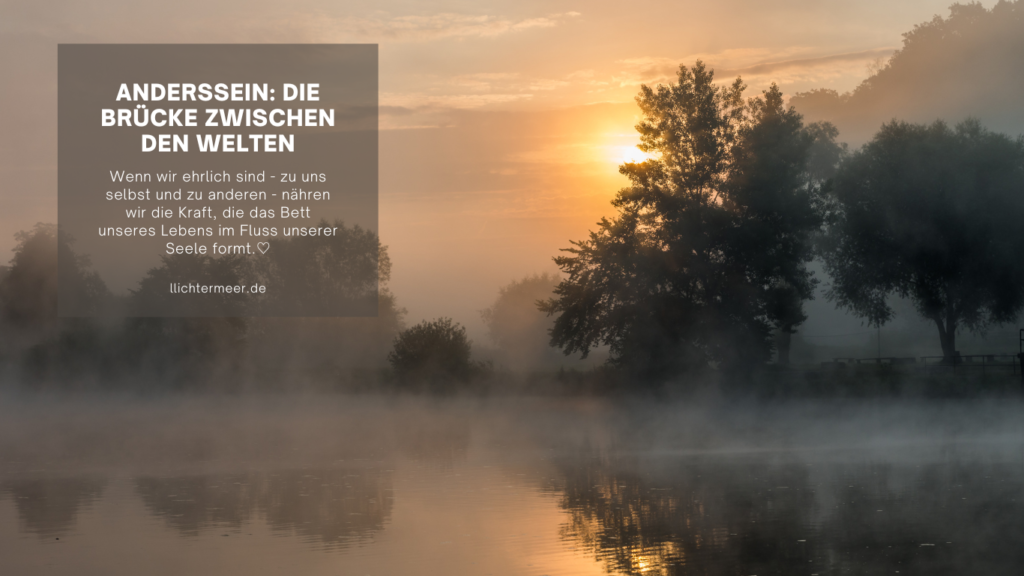 Ein See in mystische Nebel getaucht. Sonnenuntergang und Baumsilhouetten am Ufer. Eine Stimmung wie zwischen den Welten.