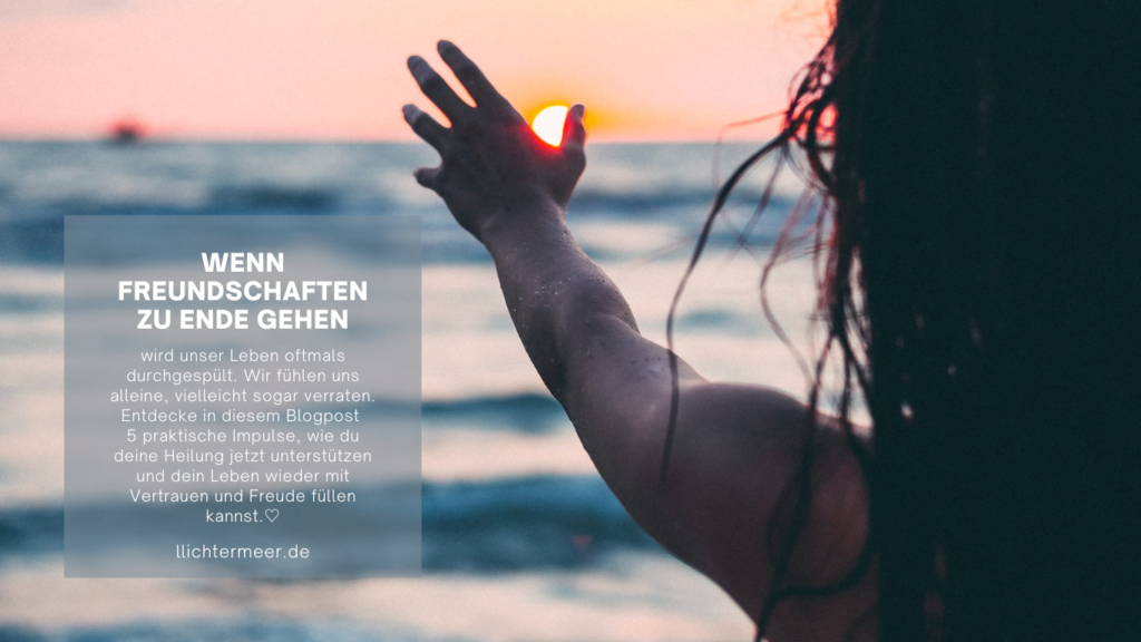 Rücksicht einer Frau am Strand mit Blick aufs Meer. Ihr Hand greift nach der Sonne als Symbol für neuanfang und Heilung nach dem Ende einer Freundschaft oder Verlust einer guten Freundin