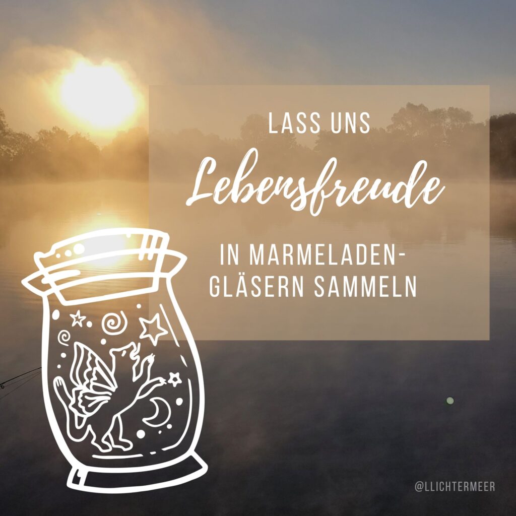 Bildcollage by Llichtermeer: Sonnenaufgang mit weißer Marmeladenglas Illustration mit Sternen und Spiralen und einem Schmetterlingslöwen gefüllt und dem Text 